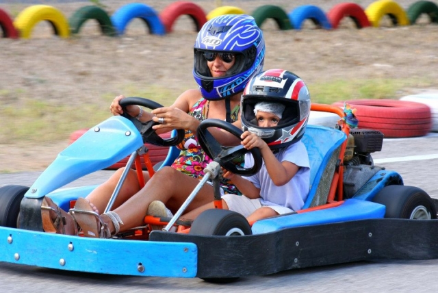 Compartiendo kart con mama